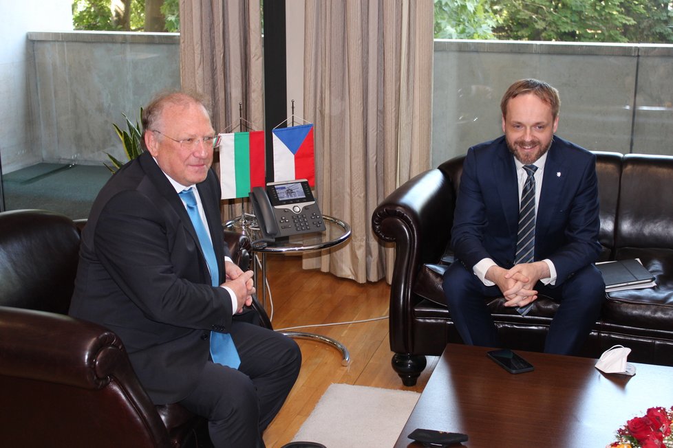 Svetlan Stoev uvítal kolegu Jakuba Kulhánka na bulharském ministerstvu zahraničí.