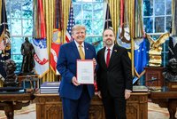 Kulhánek se pochlubil fotkou z Oválné pracovny: Přijal ho Trump