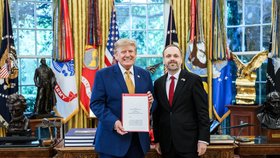 Velvyslanec ČR v USA Jakub Kulhánek s Donaldem Trumpem v Oválné pracovně.