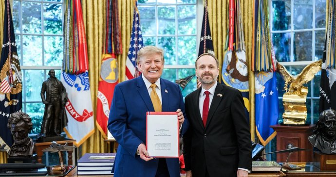 Velvyslanec ČR v USA Jakub Kulhánek s Donaldem Trumpem v Oválné pracovně.