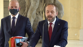 Ministr zahraničních věcí Jakub Kulhánek (ČSSD) na tiskové konferenci po jednání s velvyslancem Jiřím Balounem (19.8.2021)