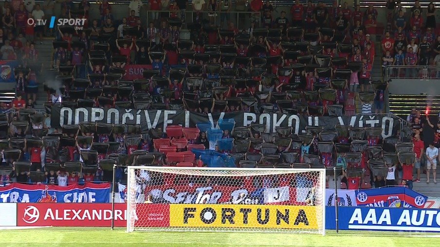Fanoušci FC Viktoria Plzeň uctili společně s hráči odchod věrného příznivce Víta K. minutou ticha a transparentem.