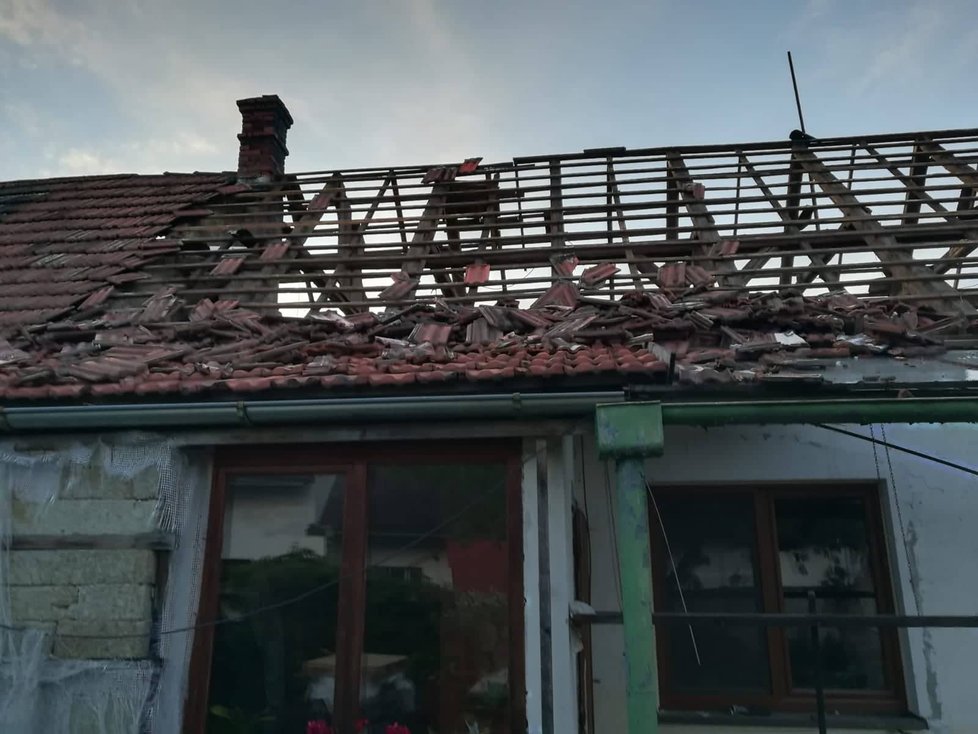 Takto po živelném neštěstí vypadala střecha domu.