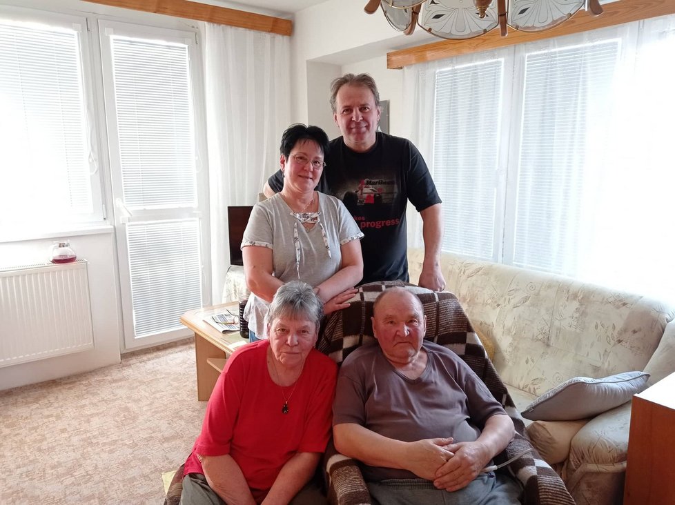 Manželé Škaloudovi  s rodinou v obýváku, kde sledovali televizi.