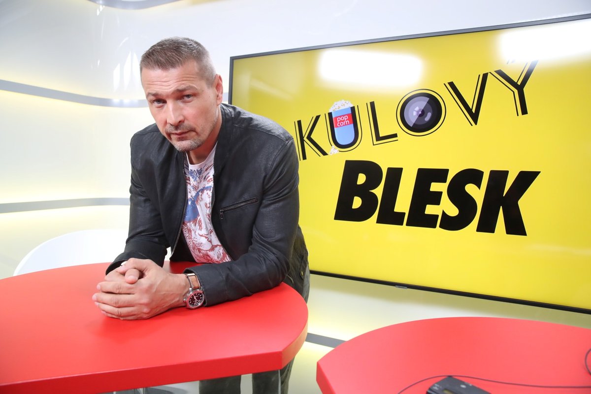 Hostem pořadu Kulový Blesk byl režisér, producent Petr Jákl.