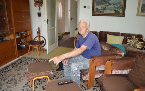 Miloslav Valenta seděl v křesle a sledoval televizi. Dvoumetrová koule se objevila asi metr před ním