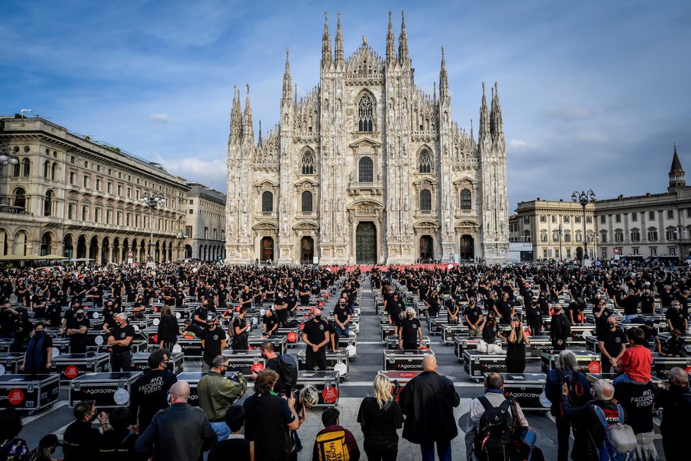 Pracovníci v kultuře protestují proti hospodářské politice italské vlády v boji proti šíření covid-19 před milánskou katedrálou Duomo. (11. 10. 2020)