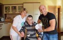 Irena (43) s postiženým synem Tomášem (20): 9000 Kč od elastického muže