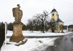 Vláda rozhodla o zapsání kostela Panny Marie Sněžné (v pozadí vpravo) a křížové cesty v obci Ruda v Moravskoslezském kraji na seznam národních kulturních památek. Na snímku v popředí vlevo je druhé zastavení křížové cesty - Ježíš přijímá kříž.