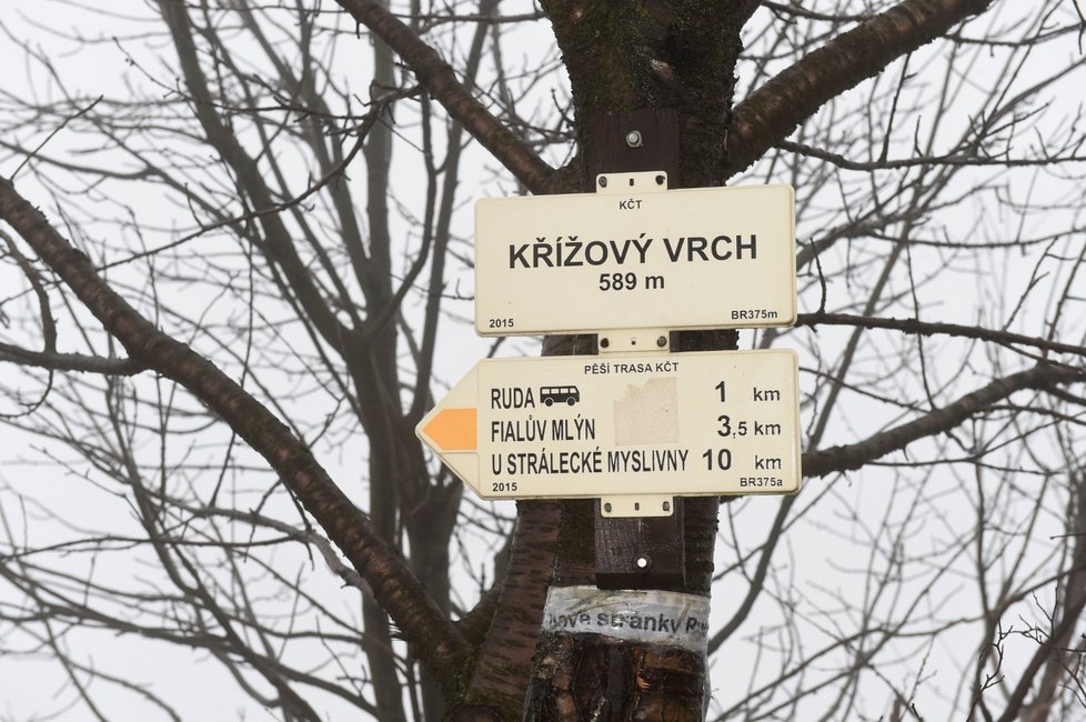 Turistický rozcestník označující Křížový vrch, ke kterému křížová cesta se 14 zastaveními vede.