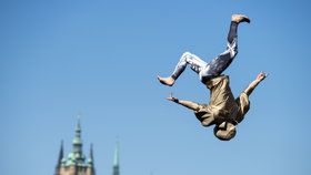 Cirkus v pražských ulicích: Akrobaté předváděli trampoty na „pojízdné“ trampolíně