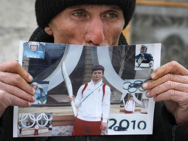 David Kumaritašvili, Nodarův otec, ukazuje fotografii svého syna. David Kumaritašvili, Nodarův otec, ukazuje fotografii svého syna.