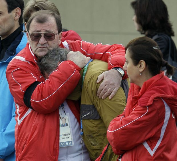 Felix Kumaritašvili, Nodarův vzdálený strýc, brečí na rameni svého kolegy. Smrt nedokáže skousnout. Felix Kumaritašvili, Nodarův vzdálený strýc, brečí na rameni svého kolegy. Smrt nedokáže skousnout.