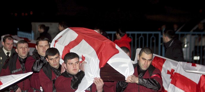 Kumaritašviliho rakev je zahalena gruzínskou vlajkou.
