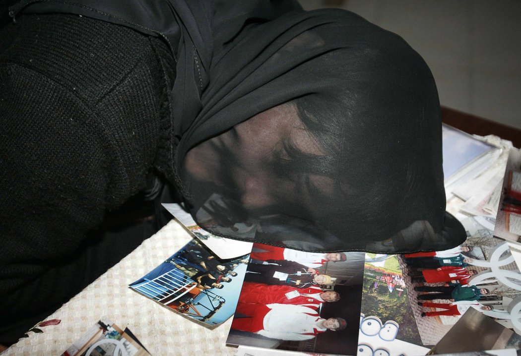 Matka mrtvého sportovce Dodo Charazišviliová pláče nad fotkami svého syna.