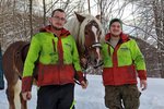 Bratři Tomáš (27, vlevo) a Daniel (24) Kluzovi z Mostů u Jablunkova s koněm Azurem (4) stahují dřevo z příkrých horských strání, kam se traktor nedostane.