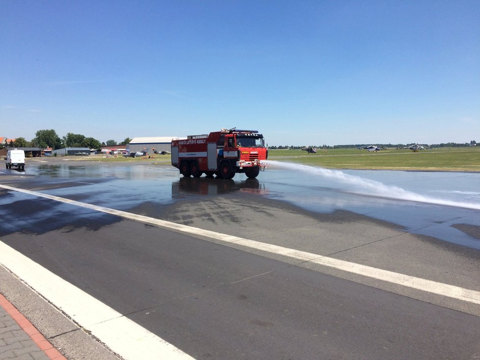 Kvůli horku kropilo hasičské auto nájezdovou ranvej na letišti.