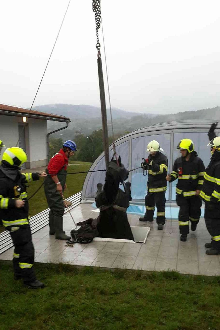 Kůň na Brněnsku spadl do úzké šachty u bazénu: Vytahovali ho jeřábem.