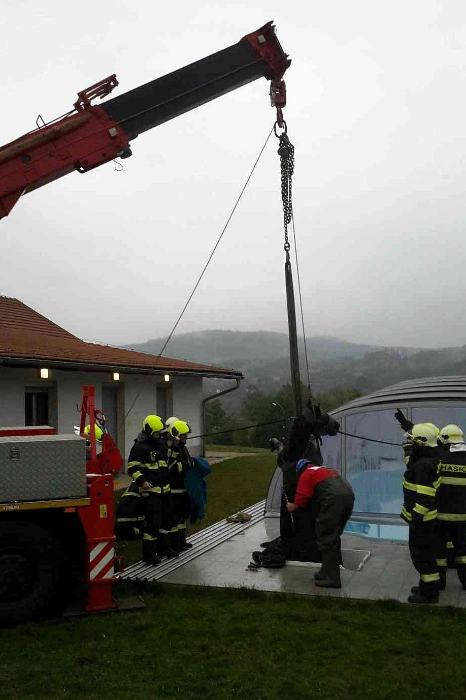 Kůň na Brněnsku spadl do úzké šachty u bazénu: Vytahovali ho jeřábem.