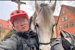 Mladý čínský poutník Unas putuje se svým bílým koněm Furionem ze Španělska přes Rakousko a Moravu až do východní Asie. Na cestě je druhým rokem.