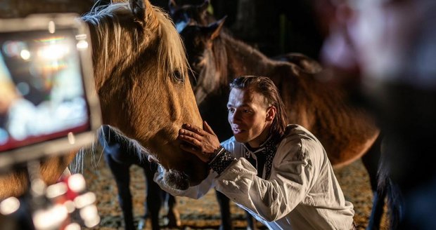 Trikový jezdec Michal Bednář v představení Kůň pátý element.
