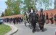 Rakev s nebohou jezdkyní Jitkou přivezl k poslednímu rozloučení do olomouckého krematoria starodávný pohřební vůz tažený párem černých koní