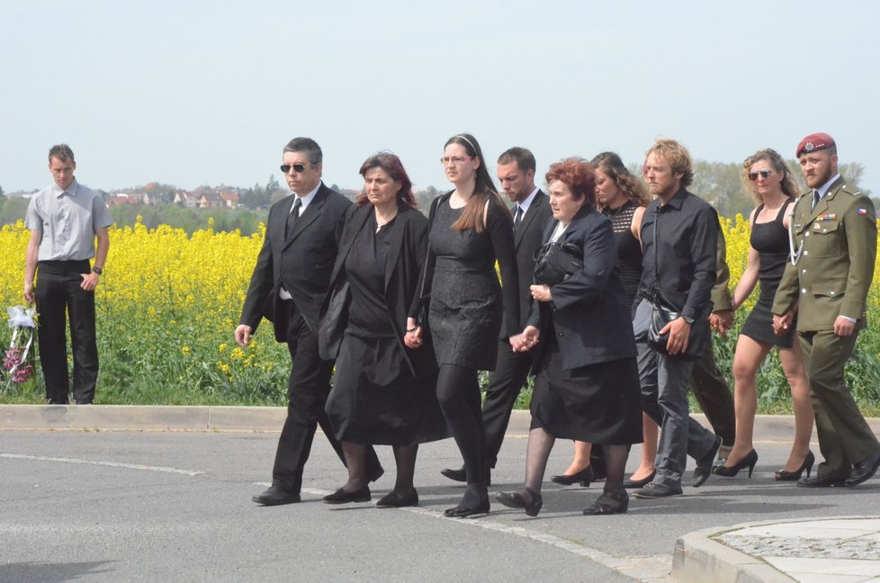 Za pohřebním vozem s rakví nebohé Jitky  kráčeli jako první rodiče, sestra a babička. Následující průvod čítal několik set smutečních hostů a byl dlouhý nejméně sto metrů.