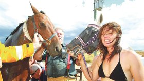 Šťastná Nicole se radovala, že se po třech hodinách a neuvěřitelném lidském úsilí podařilo jejího koně zachránit