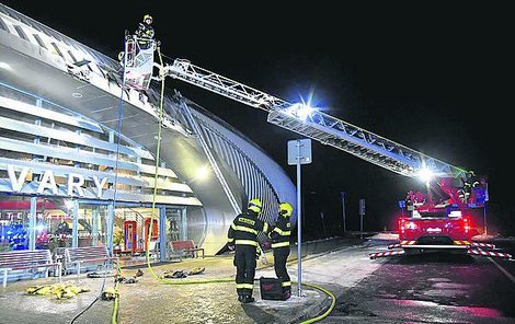 Uhasit oheň přijelo šest jednotek hasičů.