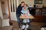 Mamika Iveta (55) se obětavě stará o postiženého Honzu (28) dnem i nocí.