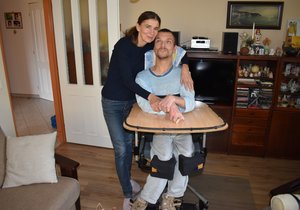 Mamika Iveta (55) se obětavě stará o postiženého Honzu (28) dnem i nocí.