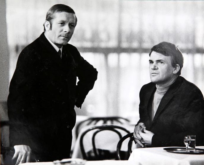 Milan Kundera (vpravo) na archivním snímku