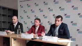 Jakub Janda (vpravo) a Ondřej Kundra na čtvrteční tiskové konferenci o působení ruských špiónů v Česku