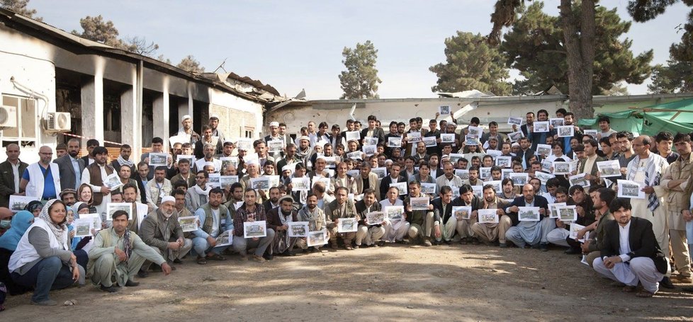 Tři týdny po útoku se v areálu zničené nemocnice v afghánském Kunduzu setkali členové personálu. Bylo to jejich první společné setkání od 3. října, kdy se nemocnice Lékařů bez hranic stala terčem bombardování.