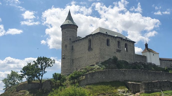 Kunětická hora, hrad rodu Perštejnů, prochází rozsáhlou rekonstrukcí.