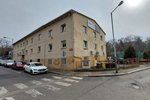 Dům v Kunětické ulici na Vinohradech stojí na pozemku městské části. Ta se ho rozhodla prodat za 7,5 milionu korun majiteli budovy, za což vládnoucí koalice sklidila kritiku od opozice. (15. března 2022)