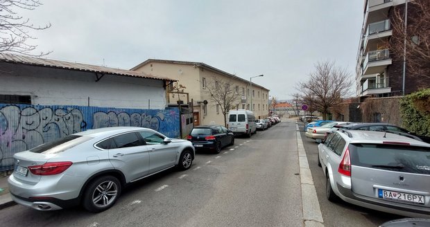 Dům v Kunětické ulici na Vinohradech stojí na pozemku městské části. Ta se ho rozhodla prodat za 7,5 milionu korun majiteli budovy, za což vládnoucí koalice sklidila kritiku od opozice. (15. března 2022)