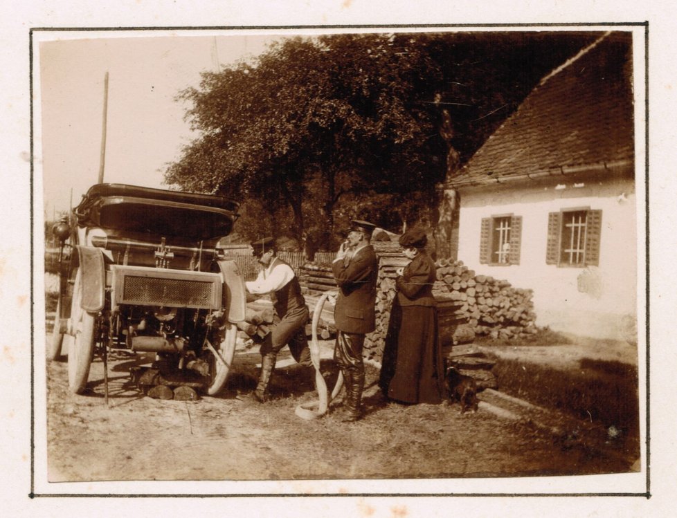 Defekt mezi Bruckem a Loebenem (1901): Majitel vozu Max Schindler von Kunewald s manželkou Annou a šoférem Franzem Kalistou.