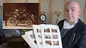 Kastelán Jaroslav Zezulčík s nalezenými snímky historické Tatrovky s původním majitelem zámku.