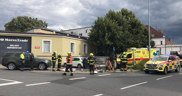 17. července: Po dopravní nehodě skončil osobní vůz na boku.