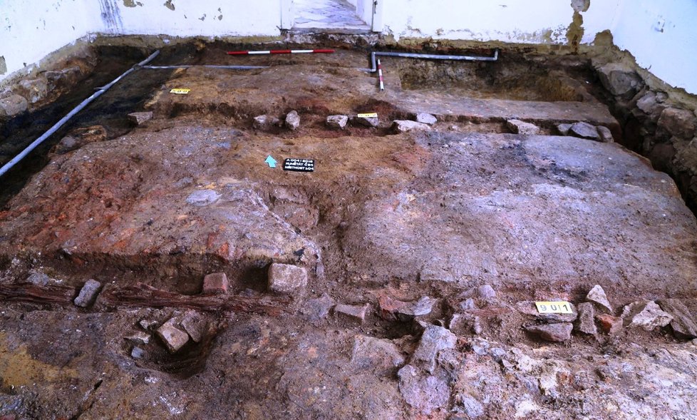 Pod současnou budovou, postavenou na přelomu 18. a 19. století archeologové vykopali pozůstatky středověké hrnčírny.