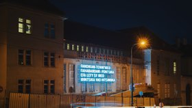 Instalace madagaskarského umělce na fasádě právě vznikající Kunsthalle Praha.