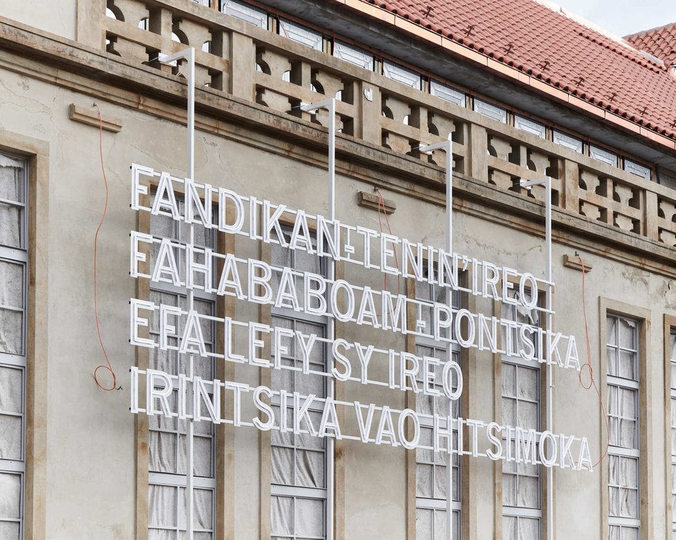 Instalace madagaskarského umělce na fasádě právě vznikající Kunsthalle Praha.