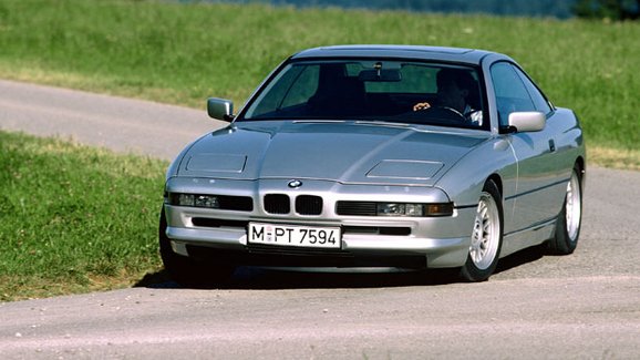 BMW 8: Modrobílé luxusní kupé se objevilo před čtvrtstoletím