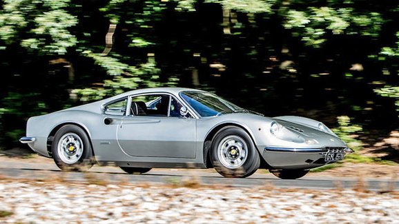 Ferrari Dino 246 GT, které vlastnil Keith Richards z Rolling Stones, míří do aukce