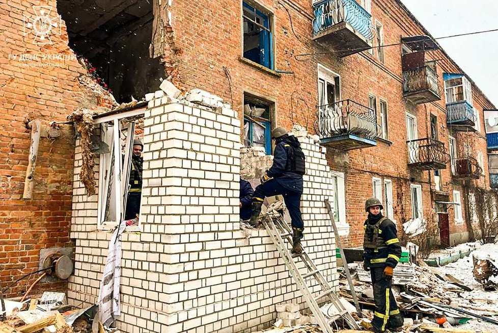Hasiči zasahovali v rozbombardované bytovce v Kupjansku (18. 1. 2024).