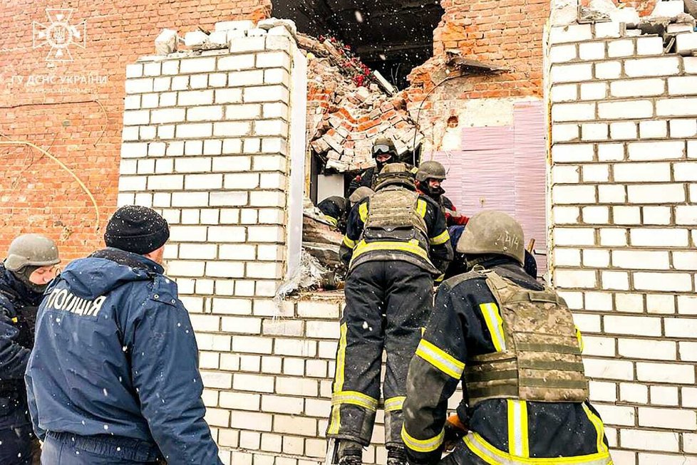 Hasiči zasahovali v rozbombardované bytovce v Kupjansku (18. 1. 2024).