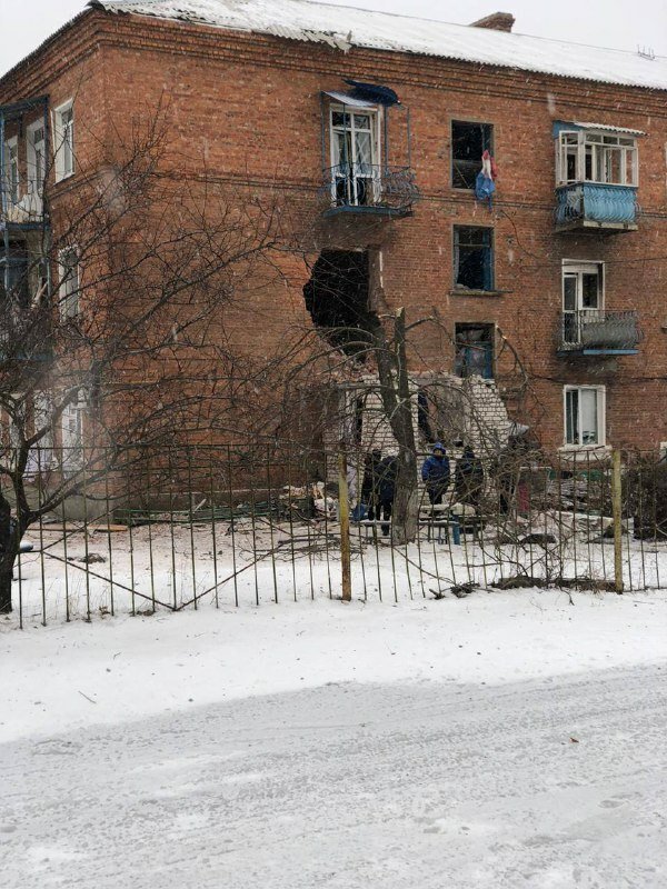 Kupjansk nedaleko fronty v Charkovské oblasti je pořád bombardován. Smrtelné následky měl zásah obytného domu 18. ledna 2024.