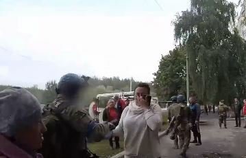 Dojatí obyvatelé Kupjansku, které v září osvobodili ukrajinští vojáci.