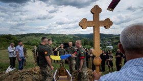 Pohřeb ukrajinského vojáka zabitého v Kupjansku